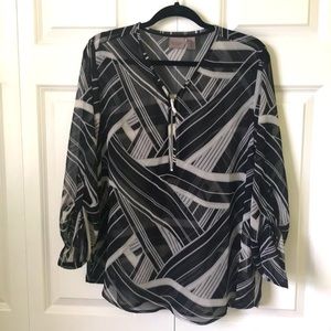 CHICO’S EASYWEAR BLACK AND WHITE TOP